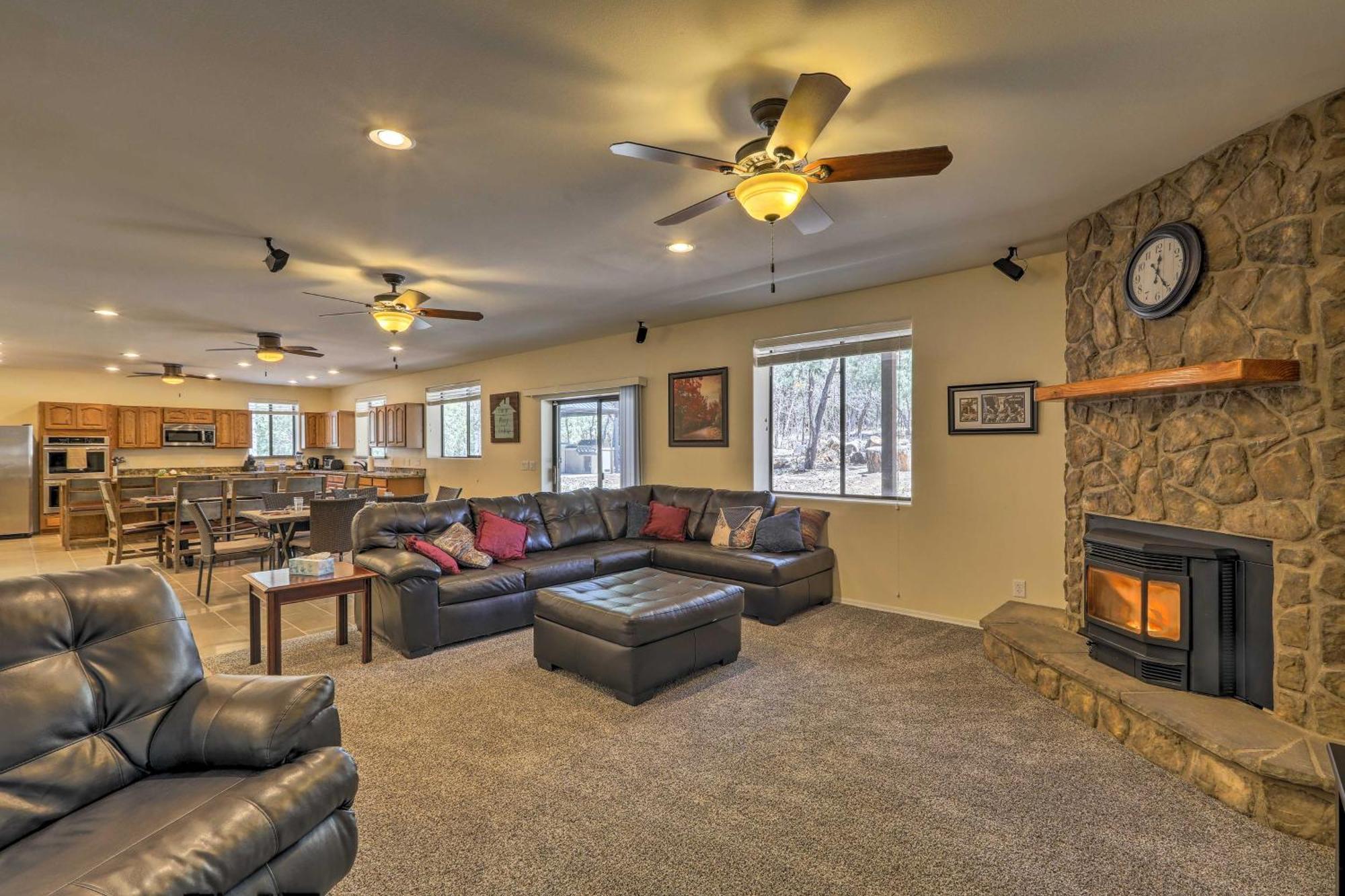 Spacious Pinetop-Lakeside Home With Hot Tub And Grill! Екстериор снимка